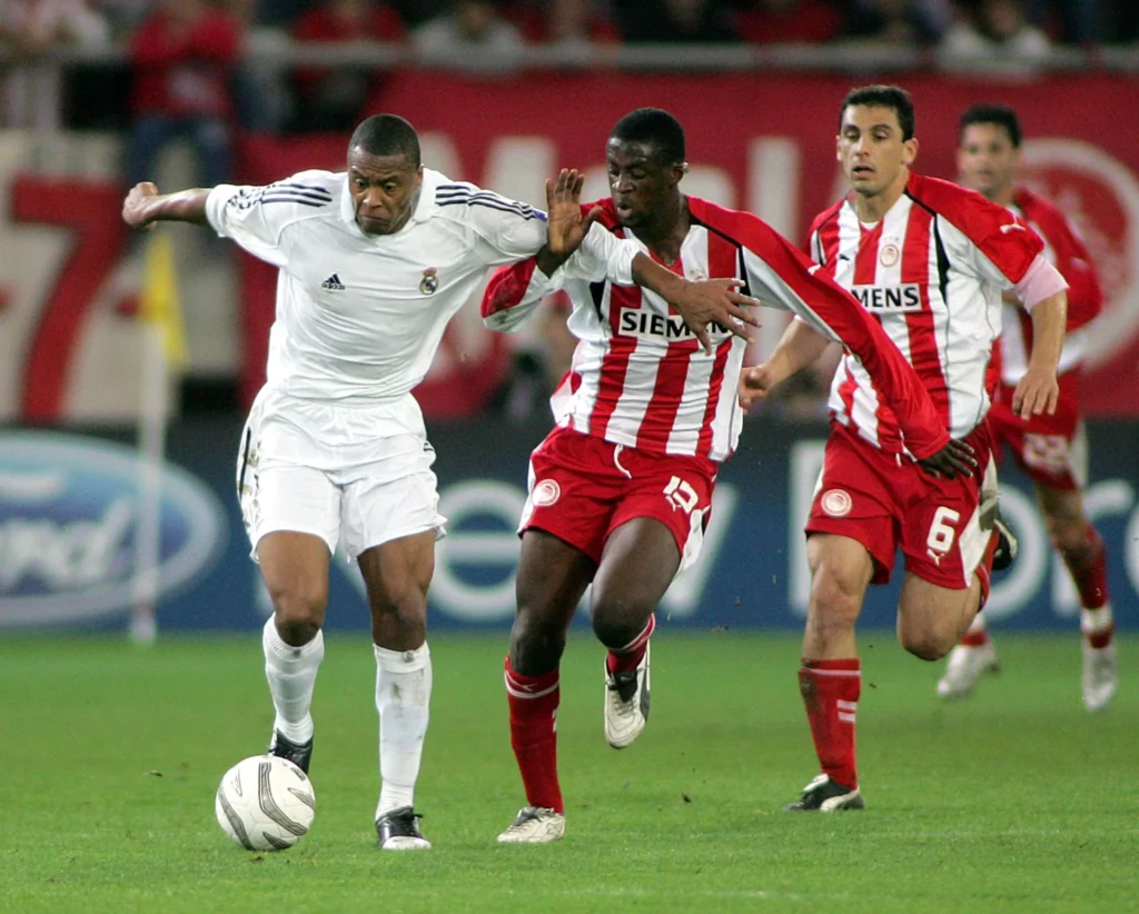 Julio Baptista y Yaya Touré pugnan por la pelota durante el partido entre Olympiacos y Real Madrid de 2005.
