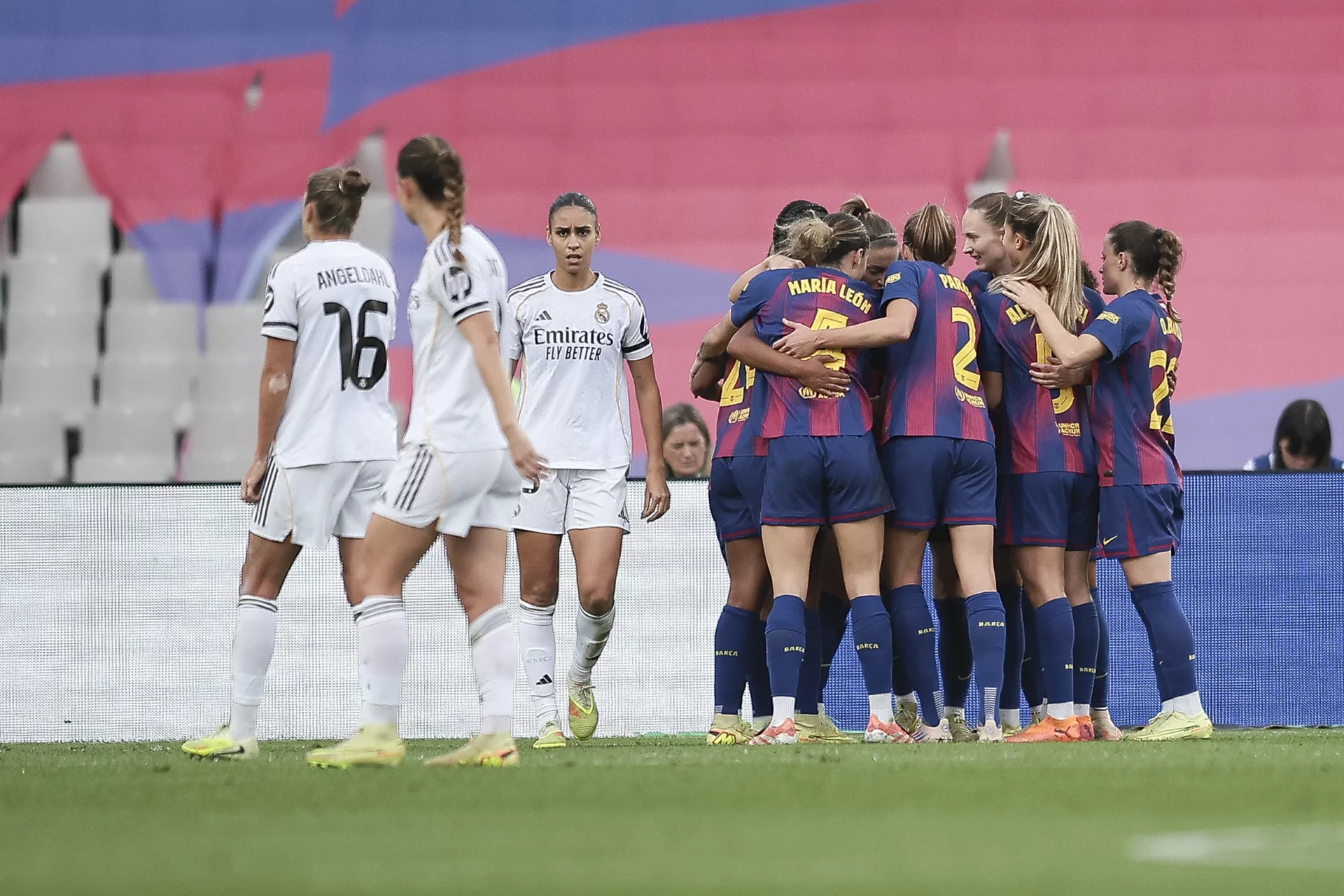 Barcelona 4-0 Real Madrid Femenino: Las áreas marcan la diferencia Las jugadoras del Barcelona celebran uno de sus goles en la goleada ante el Real Madrid Femenino.
