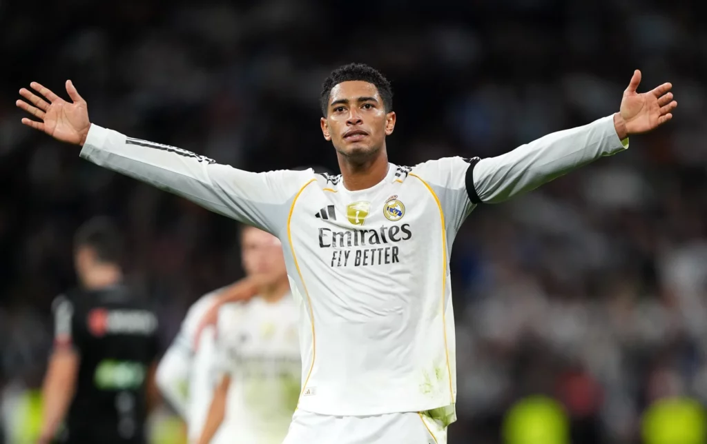 Bellingham celebra un gol del Real Madrid en el Santiago Bernabéu, estadio al que no volverá hasta diciembre.
