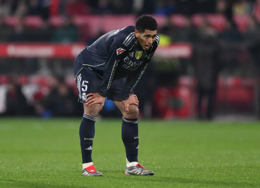 Bellingham, con las manos en las rodillas, tras el empate 1-1 del Real Madrid en Montilivi frente al Girona.