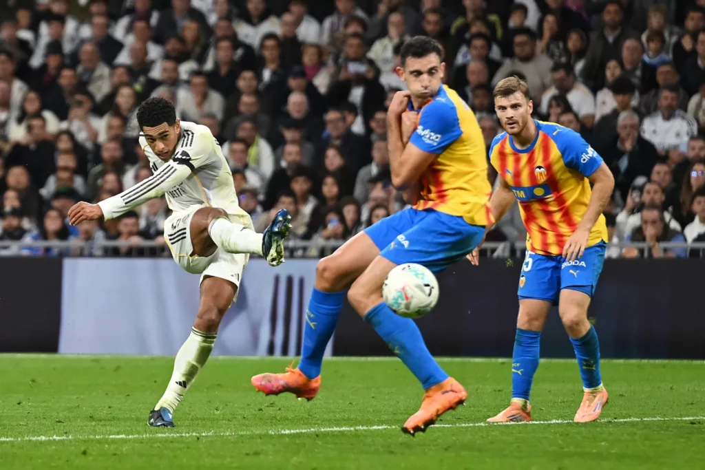 Bellingham chuta a portería para marcar gol al Valencia CF en el Santiago Bernabéu