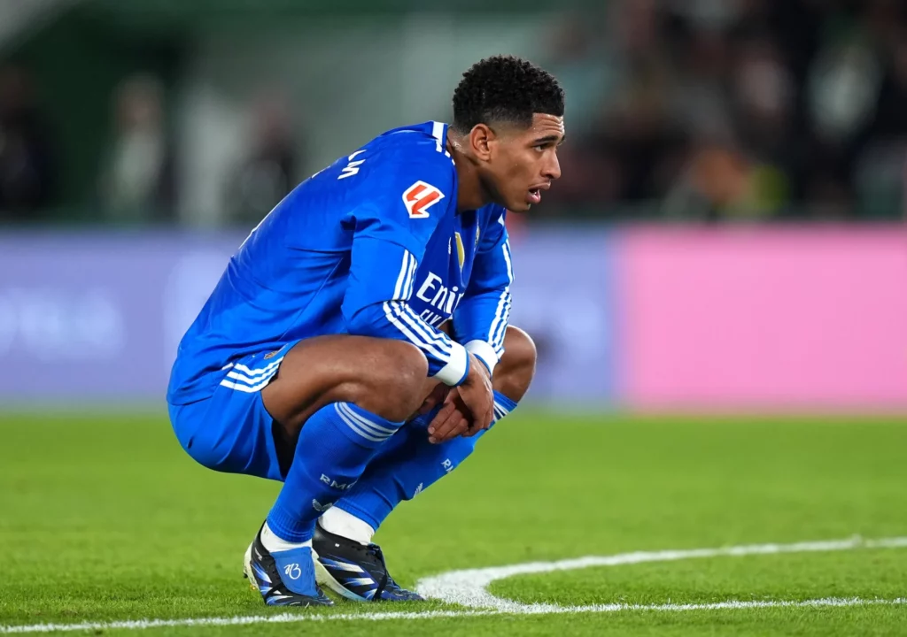 Bellingham, de cuclillas, tras el empate 2-2 entre Elche y Real Madrid.