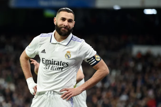 Benzema defiende a Xabi Alonso: «Lo está haciendo muy bien, necesita tiempo» Benzema defiende a Xabi Alonso: «Lo está haciendo muy bien, necesita tiempo»