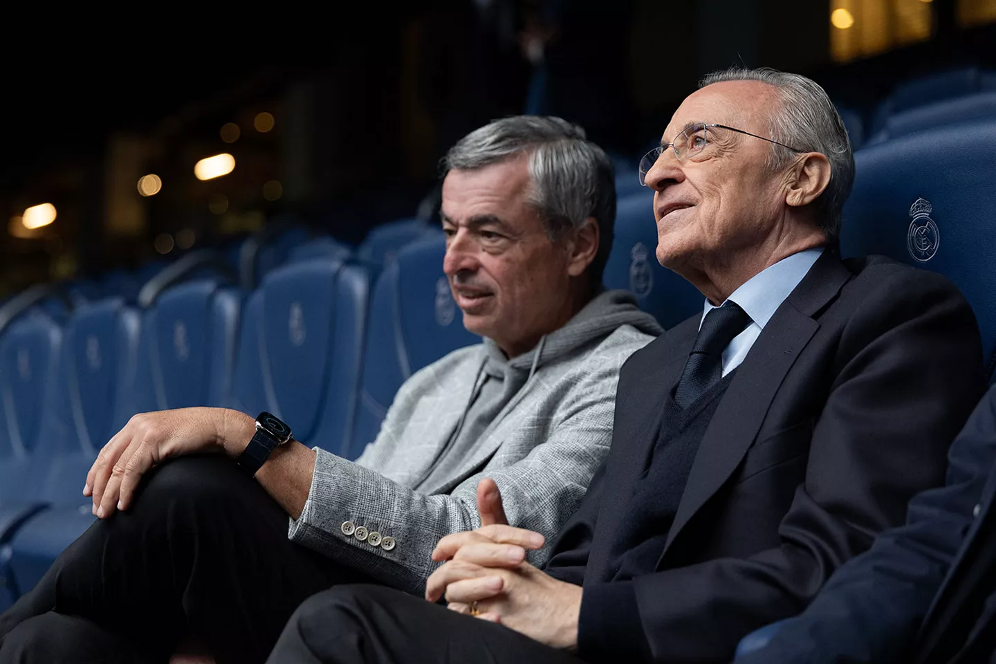 Florentino Pérez, del Real Madrid, y Eddy Cue, de Apple, observan el Santiago Bernabéu.