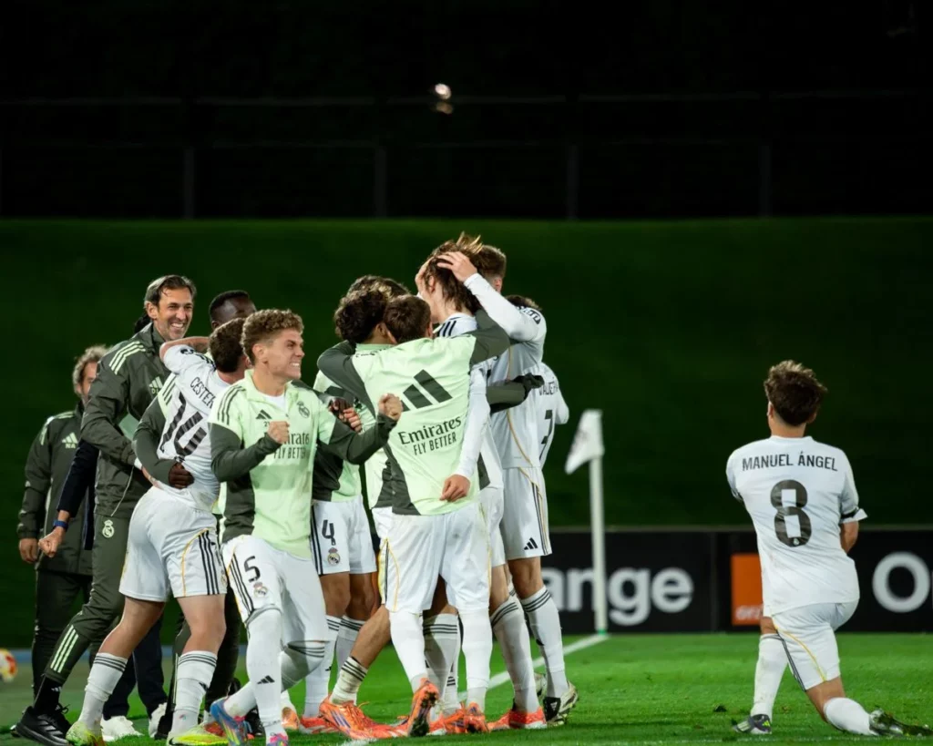 Los jugadores del Real Madrid Castilla celebran su gol contra el Talavera.