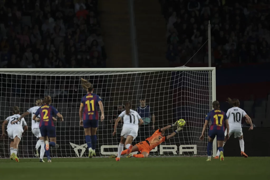 Cata Coll detiene el lanzamiento de penalti de Weir en Montjuïc.