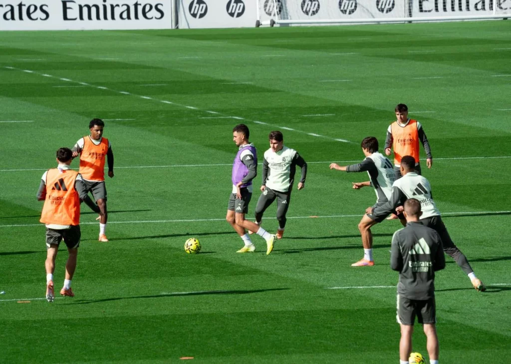 Ceballos, Rodrygo y Fran García participan en un rondo durante el entrenamiento.