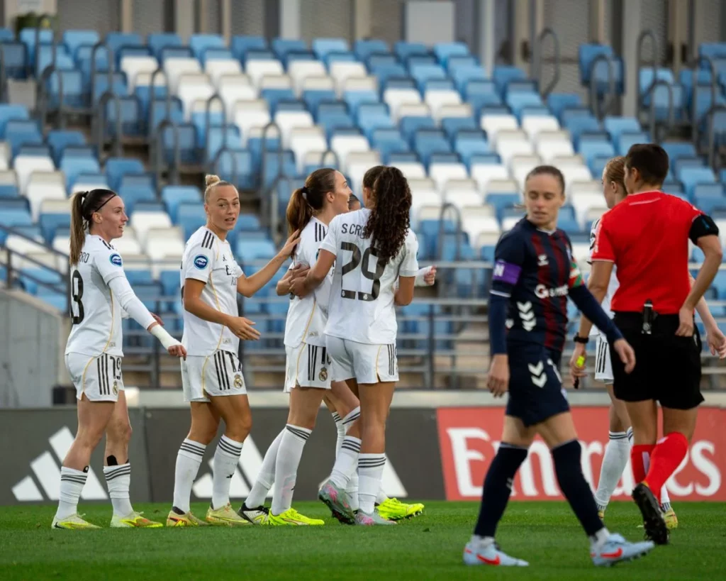 Las jugadoras del Real Madrid Femenino celebran con Weir uno de sus goles al Eibar.