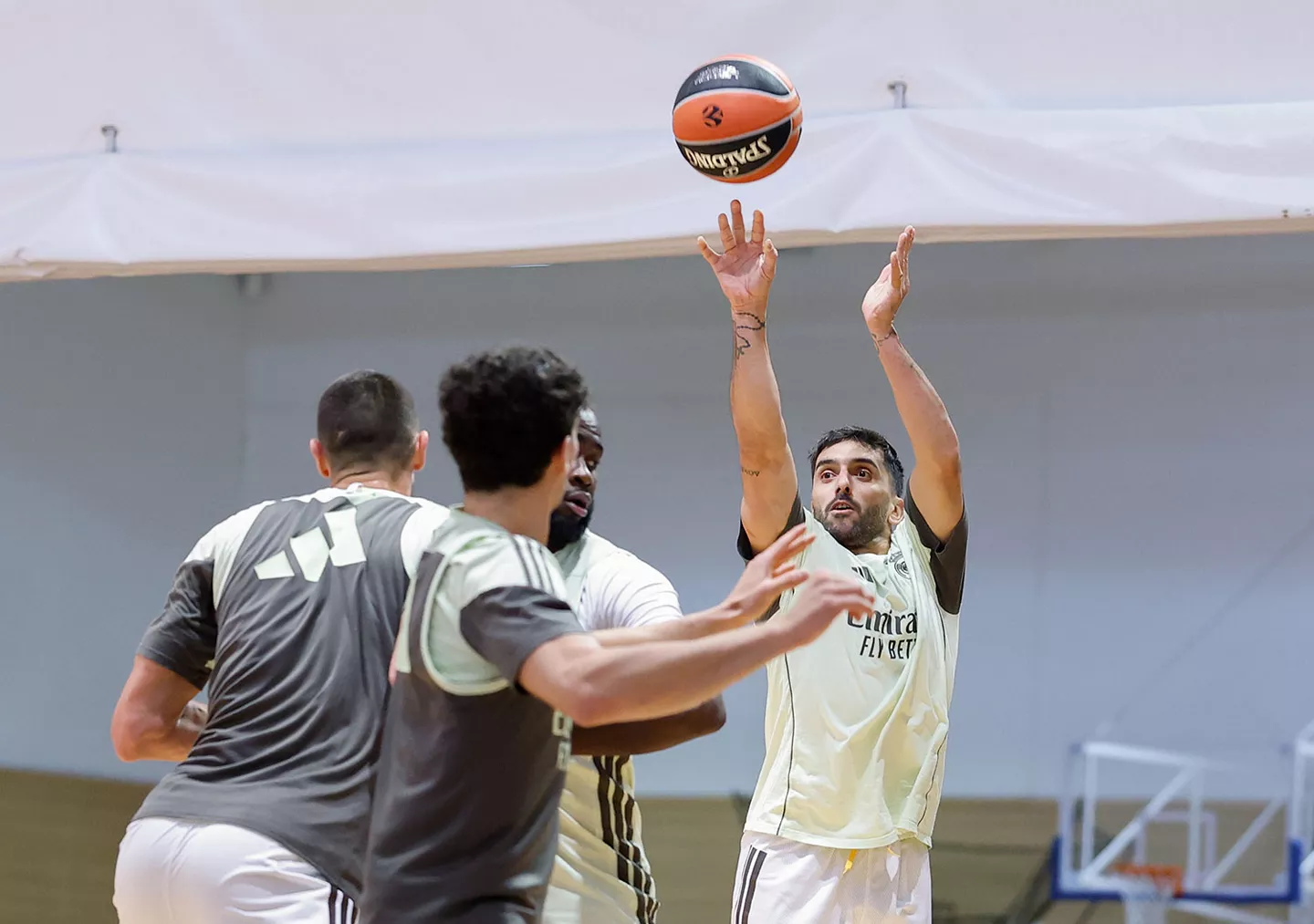 Previa Barça – Real Madrid: primer Clásico de la Euroliga con necesidades Campazzo lanza a canasta en el último entrenamiento antes del Barça - Real Madrid de Euroliga.