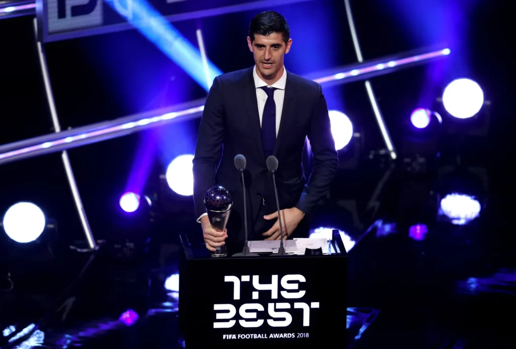 Thibaut Courtois recoge el premio FIFA The Best al mejor portero en el año 2018.