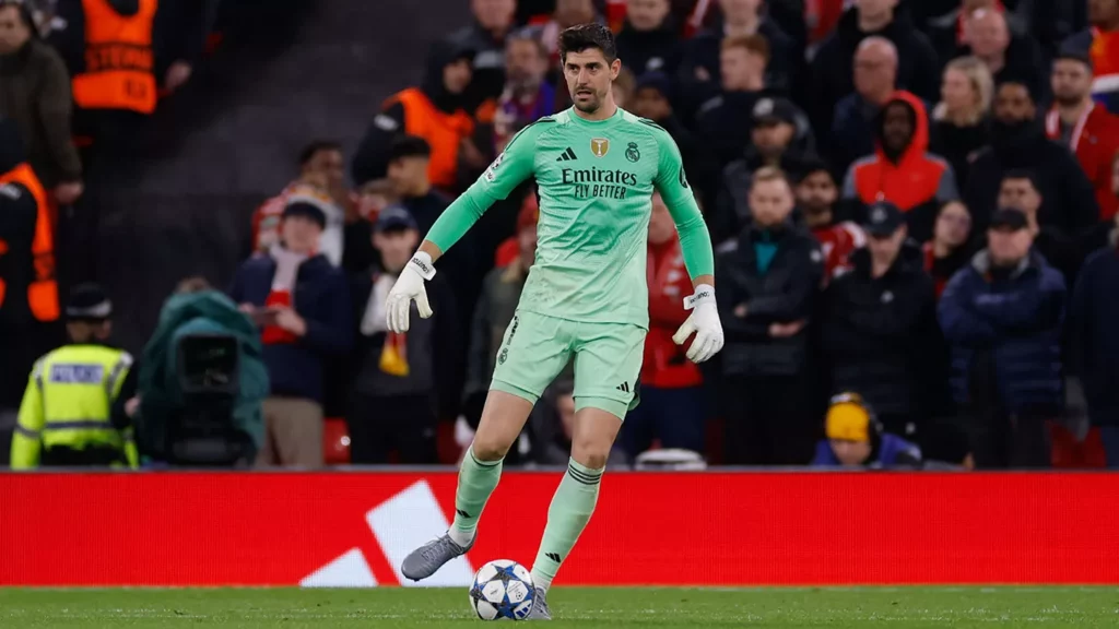 Thibaut Courtois conduce la pelota durante la derrota del Real Madrid ante el Liverpool.