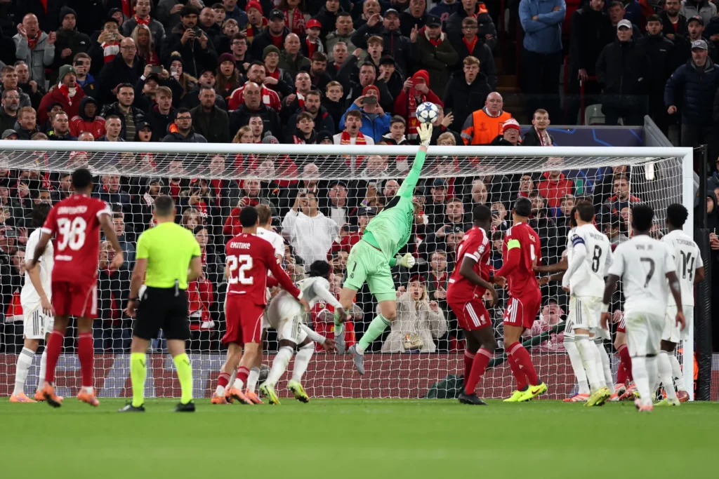 Courtois salvó al Real Madrid con sus paradas de una derrota más abultada en Anfield