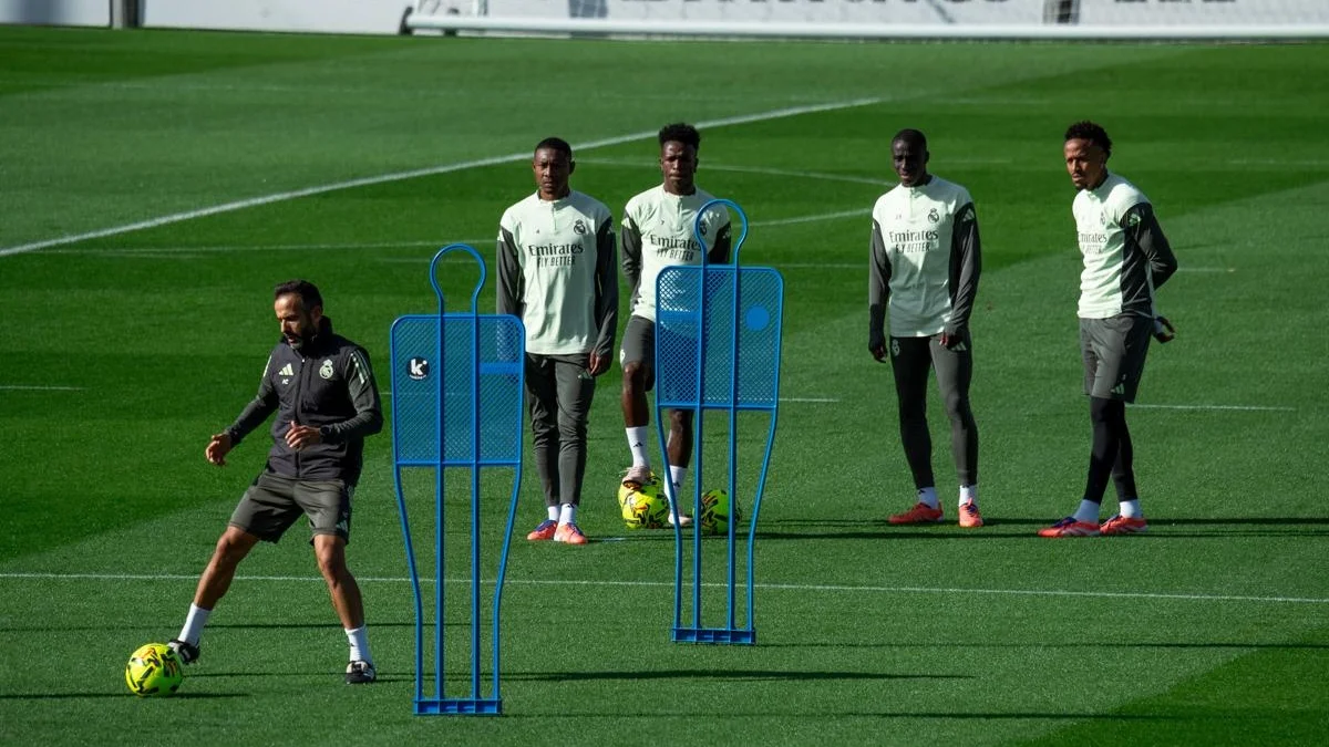 David Alaba vuelve a entrenar con el grupo y apunta al Rayo Vallecano David Alaba, durante la sesión de entrenamiento previa al partido contra el Rayo Vallecano.