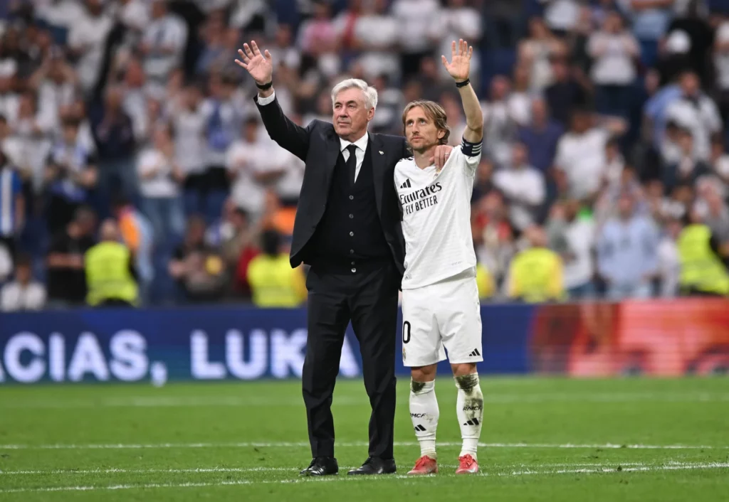 Carlo Ancelotti, junto a Luka Modric, en su despedida del Santiago Bernabéu y el Real Madrid.