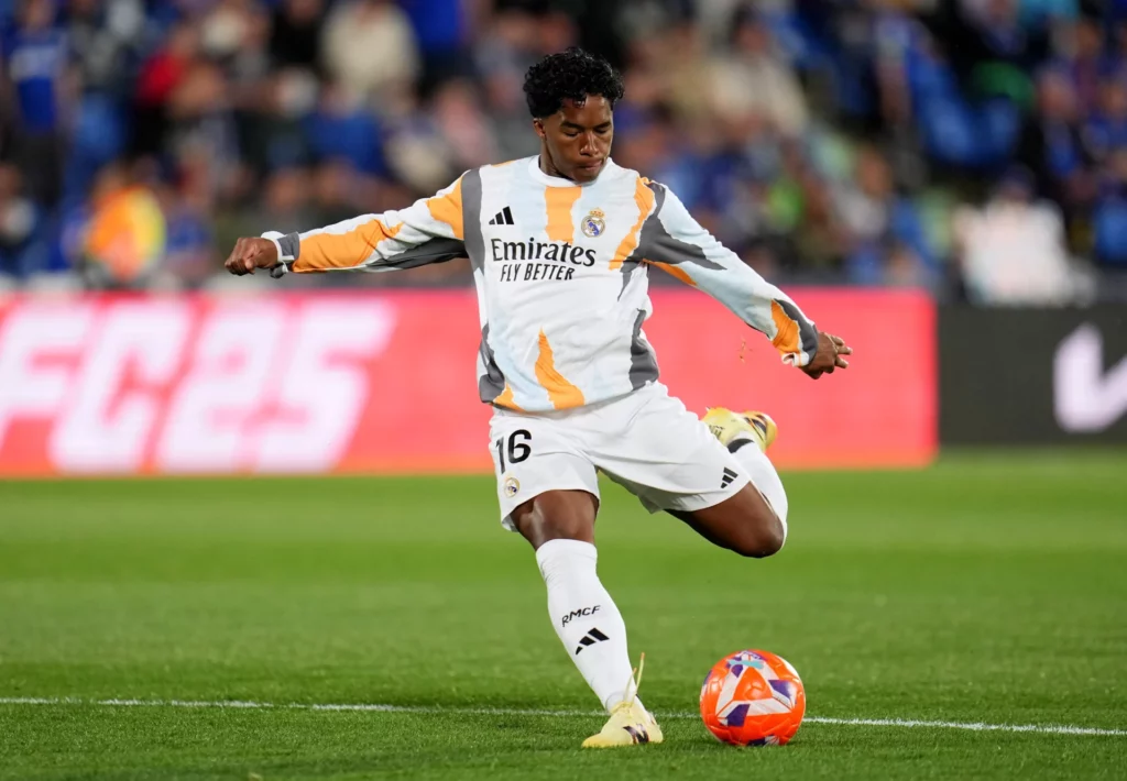 Endrick dispara a puerta durante un calentamiento del Real Madrid