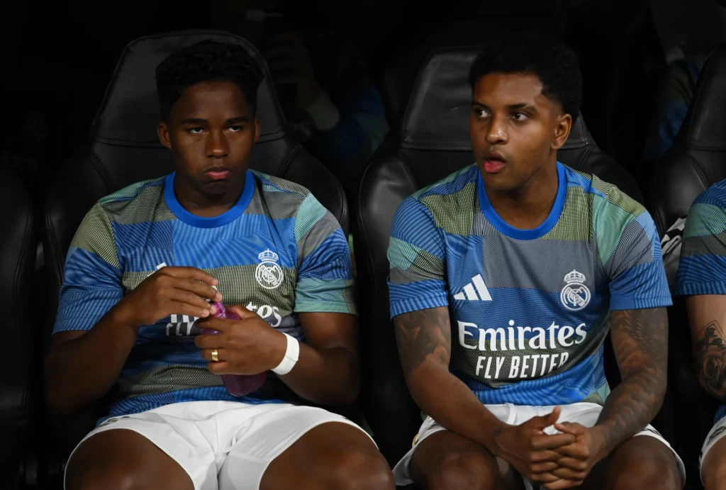 Endrick, junto a Rodrygo en el banquillo del Real Madrid en el Santiago Bernabéu.