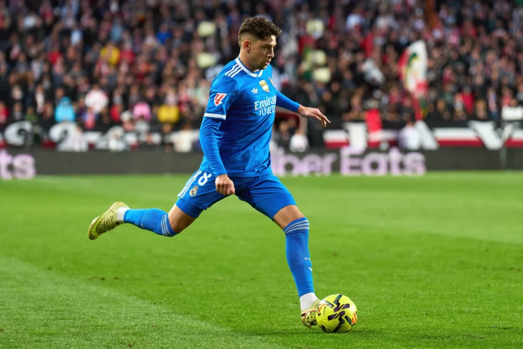 Fede Valverde regresará al centro del campo del Real Madrid ante el Elche.