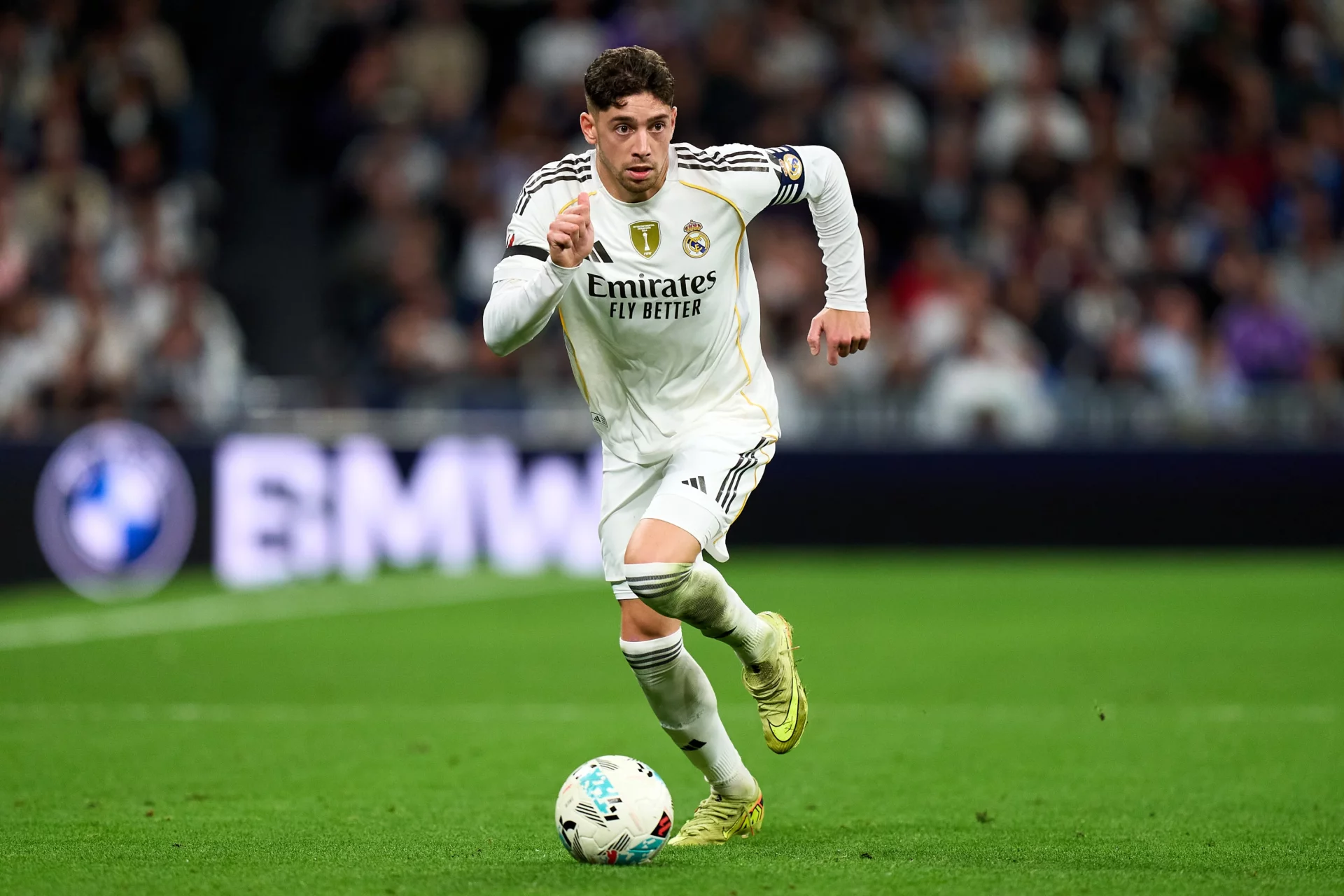 Fede Valverde esprinta antes del partido del Real Madrid en Anfield