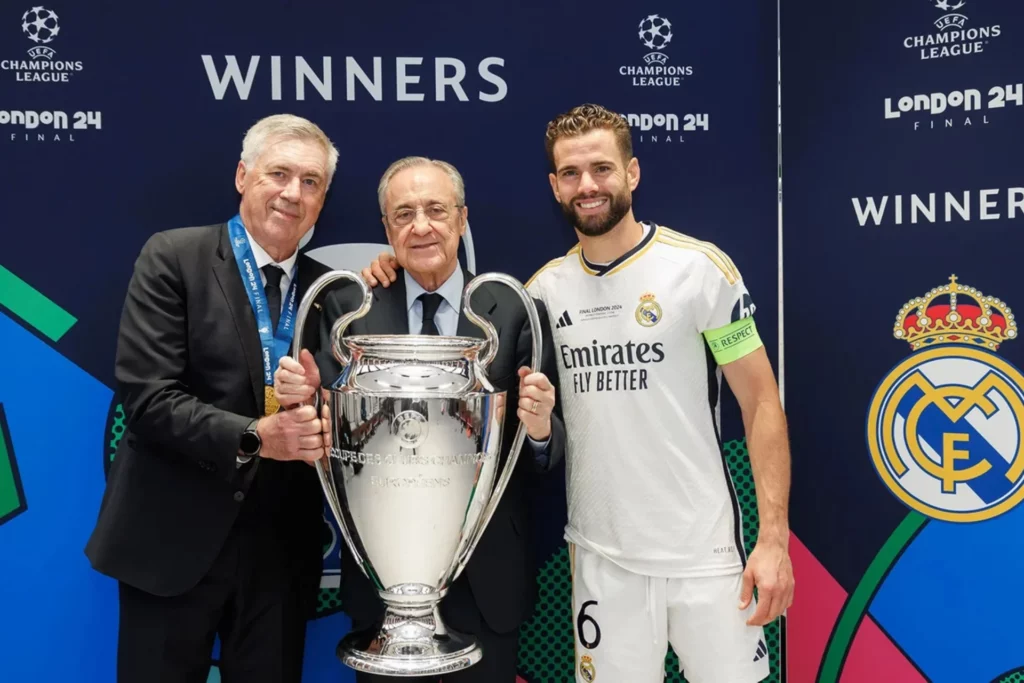 Ancelotti posa junto a Florentino y Nacho con el trofeo de campeón de la Champions League en 2024.