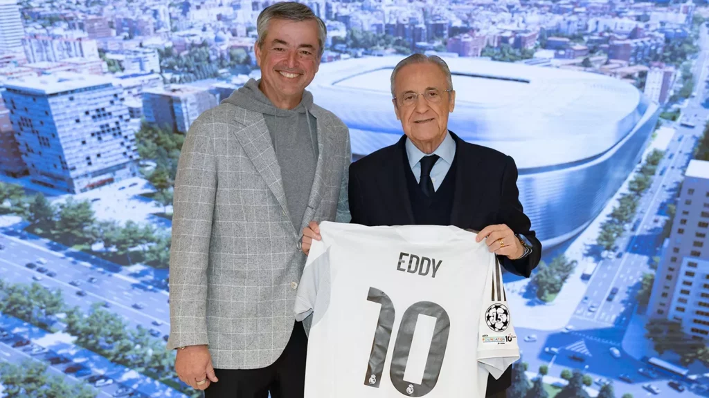 Florentino Pérez y Eddy Cue posan juntos con una camiseta del Real Madrid.