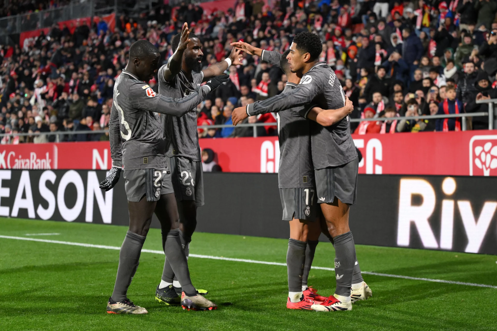 Fiebre en Girona con el Real Madrid: ya no quedan entradas Los jugadores del Real Madrid celebran un gol delante de la afición del Girona.