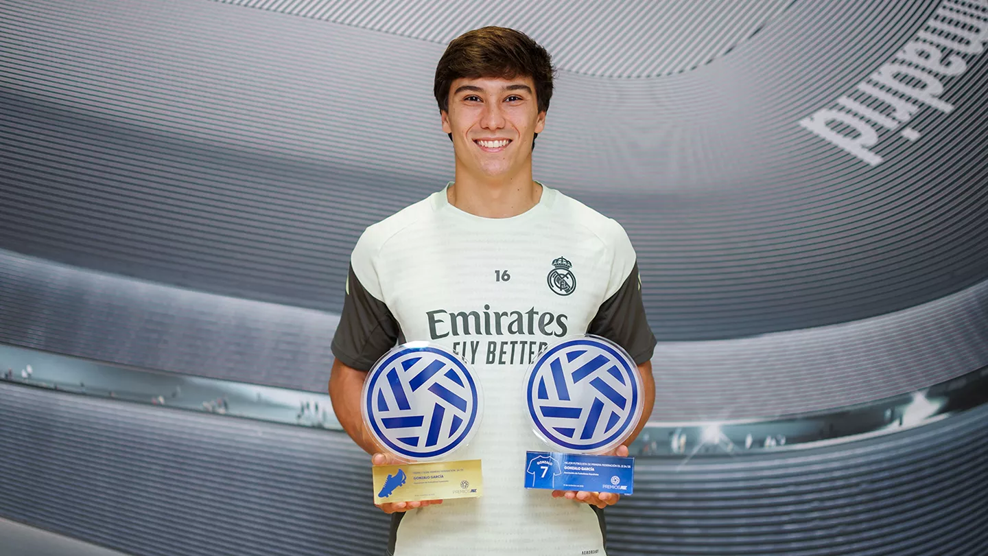 Gonzalo García posa con los premios de AFE.