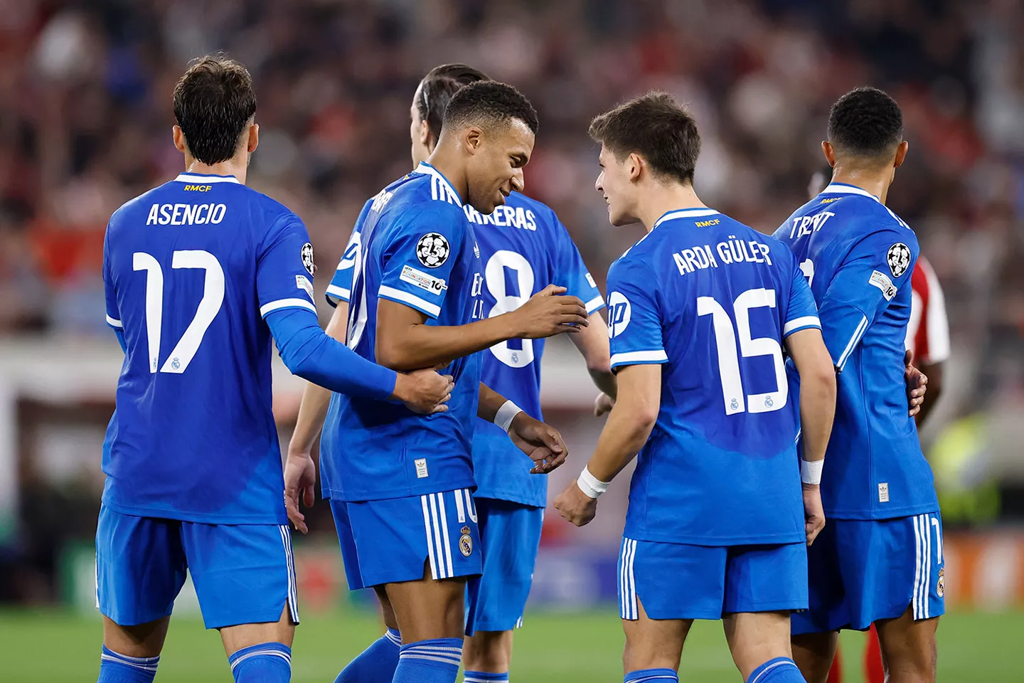 Arda Güler y Mbappé celebran un gol del Real Madrid al Olympiacos