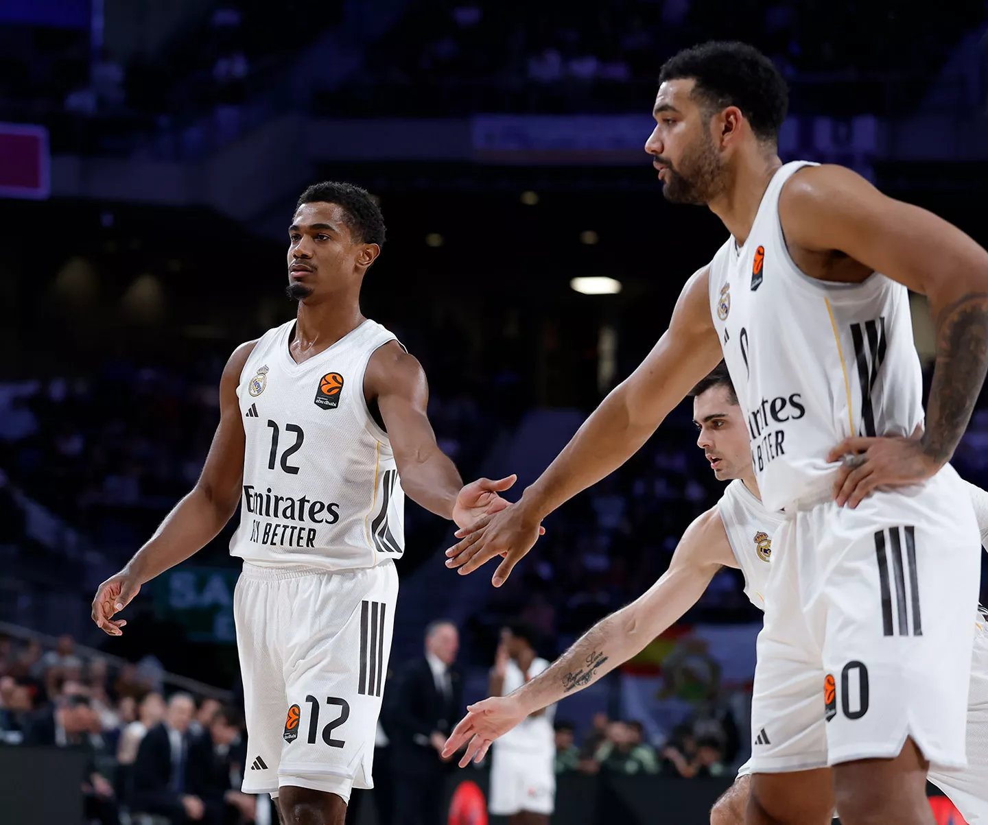 Maledon y Lyles se saludan durante un partido de Euroliga del Real Madrid.