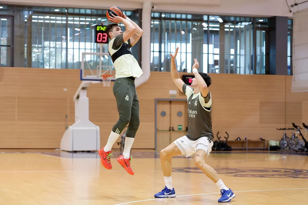 Mario Hezonja lanza a canasta durante el entrenamiento previo al partido entre Hapoel Tel Aviv y Real Madrid.