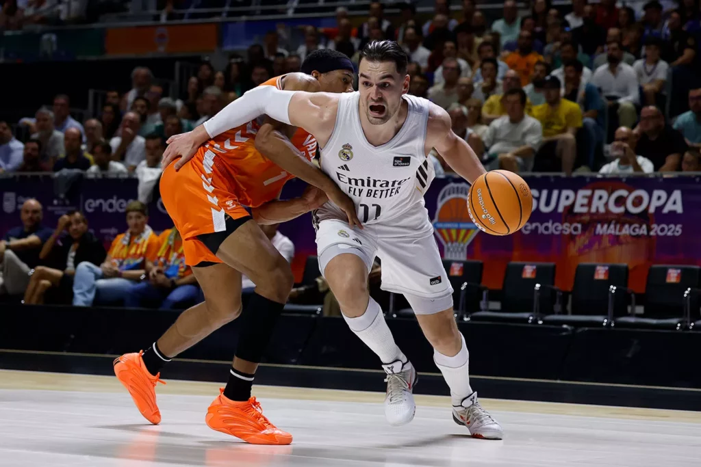 Mario Hezonja entra a canasta durante el partido contra Valencia Basket en la Supercopa