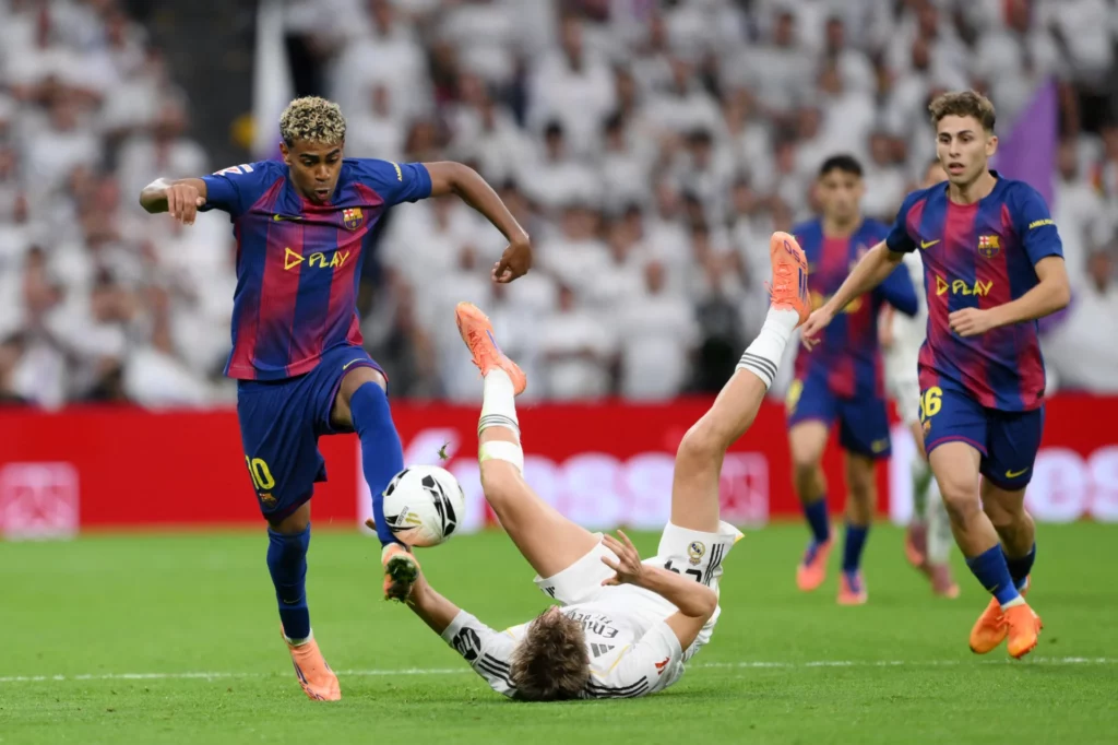 Huijsen y Lamine Yamal, durante el último Clásico en el Santiago Bernabéu.