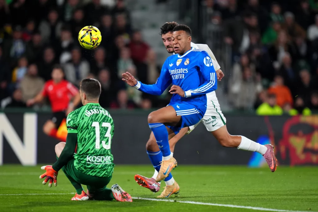 Iñaki Peña detiene el remate de Mbappé durante el partido entre Elche y Real Madrid.