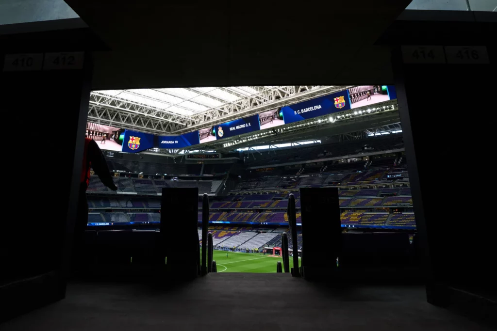 Los accesos al interior del Santiago Bernabéu antes de un partido del Real Madrid.
