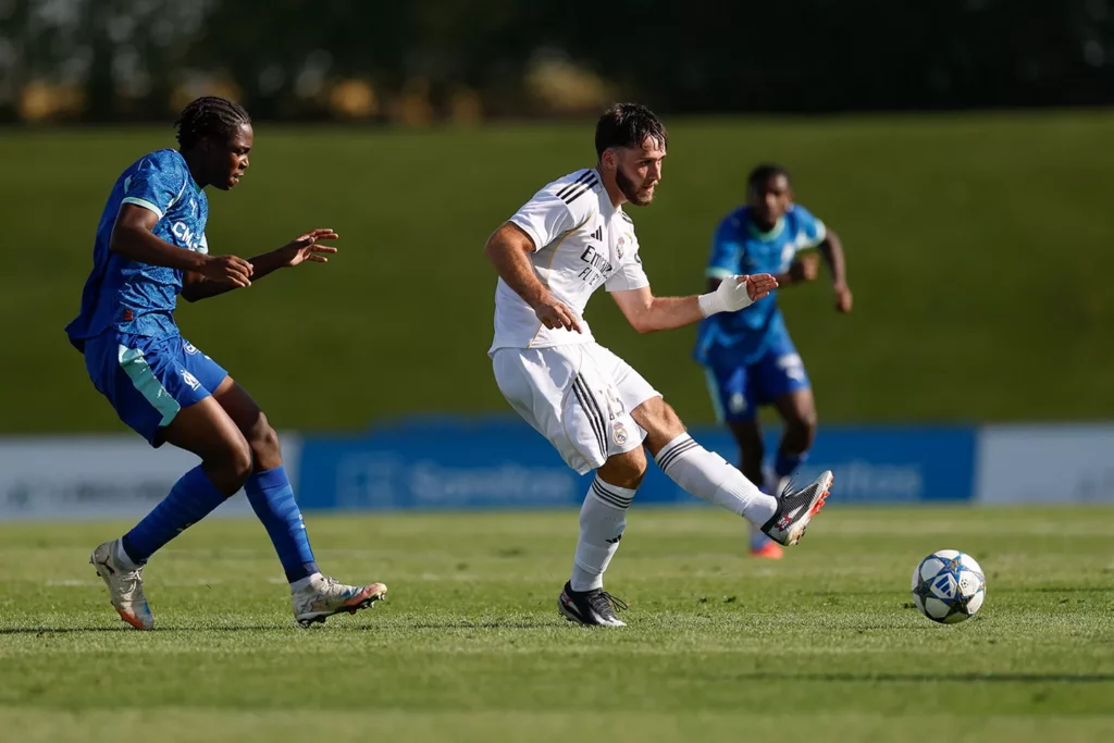 Jaime Barroso da un pase durante un partido del Juvenil A del Real Madrid
