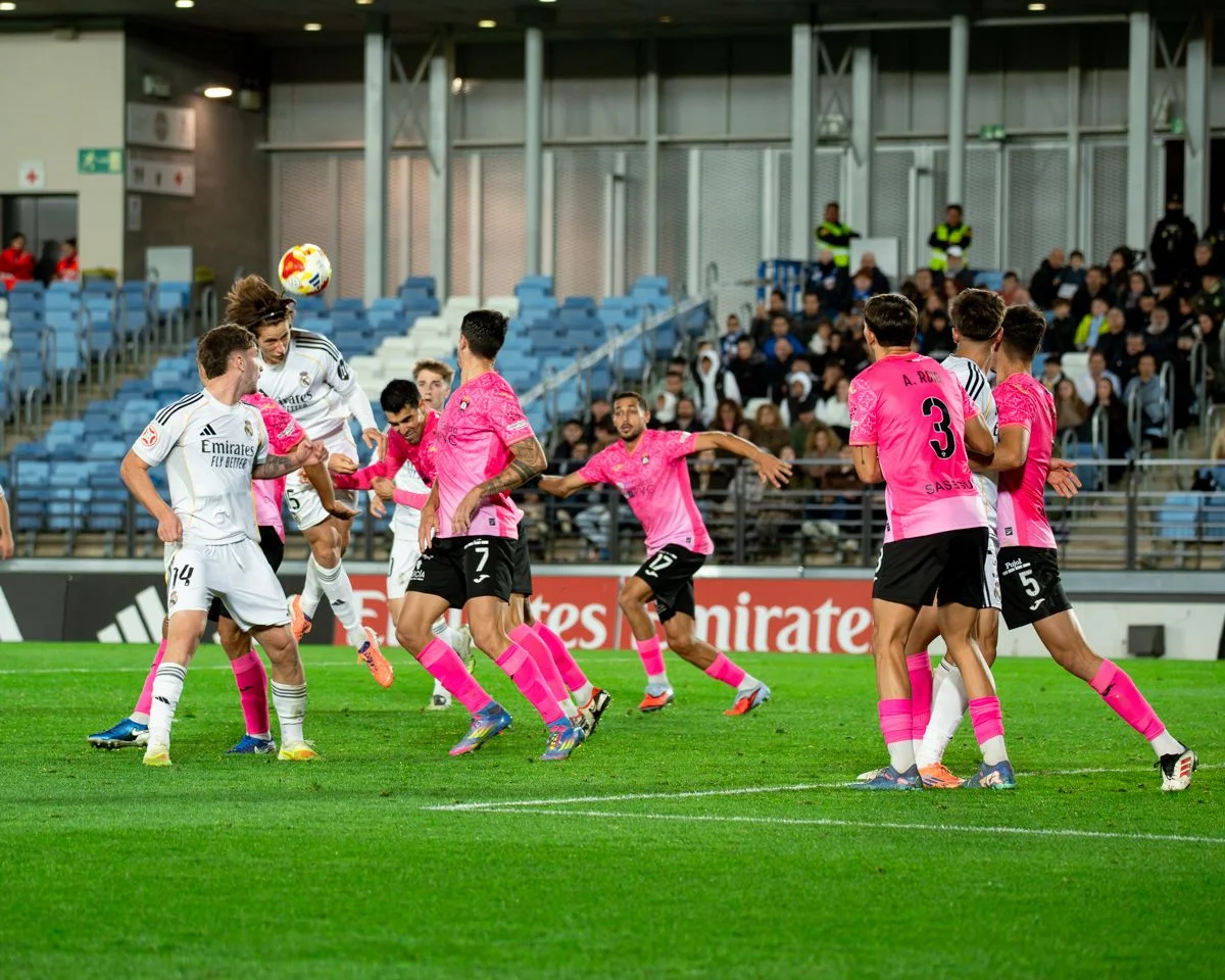 Joan Martínez marca el gol de la victoria del Real Madrid Castilla contra el Talavera.