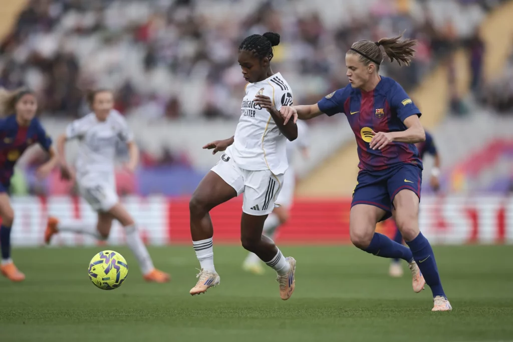 Linda Caicedo y Paredes pelean por la pelota durante el partido entre Barcelona y Real Madrid Femenino.