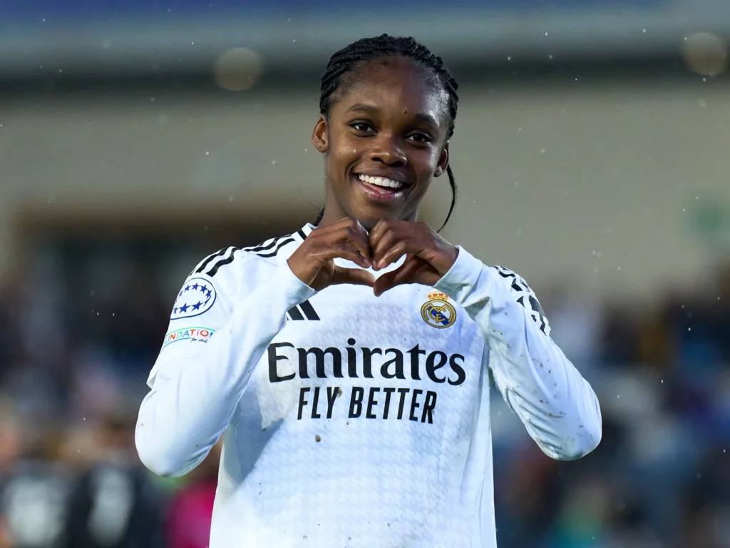 Linda Caicedo hace un corazón con sus manos celebrando un gol con el Real Madrid.
