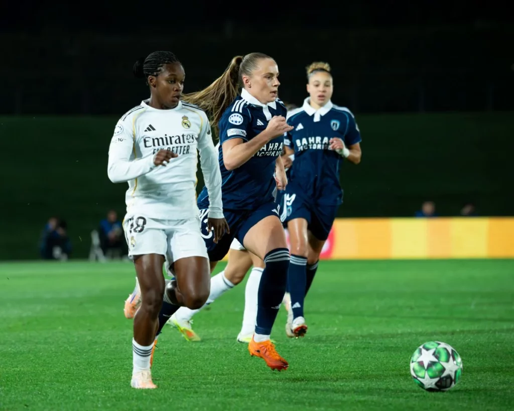 Linda Caicedo supera por velocidad a la defensa del Paris FC en el partido de Champions Femenina.