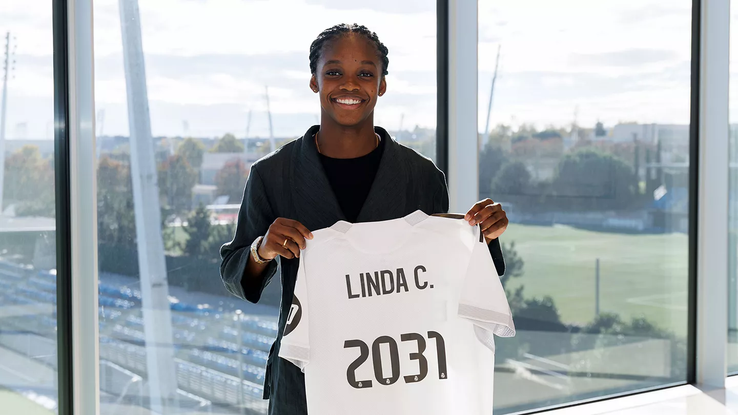 OFICIAL: Linda Caicedo renueva con el Real Madrid Femenino Linda Caicedo posa con la camiseta del Real Madrid tras su renovación.