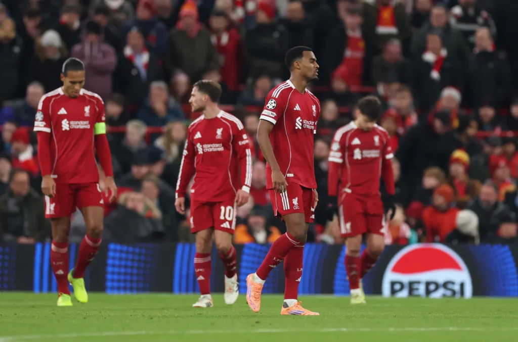 Los jugadores del Liverpool, cabizbajos tras perder con el PSV en la jornada 5 de la Champions League.