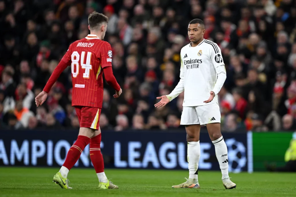 Mbappé, desconcertado durante la derrota del Real Madrid en Anfield en 2024
