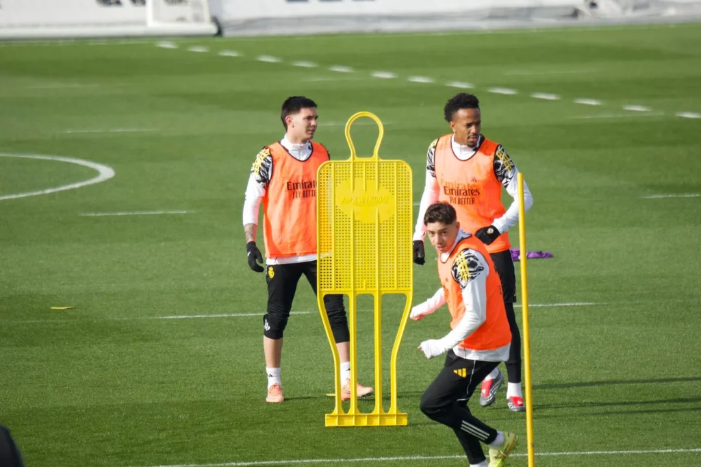 Mastantuono y Militao, durante un entrenamiento del Real Madrid en Valdebebas.