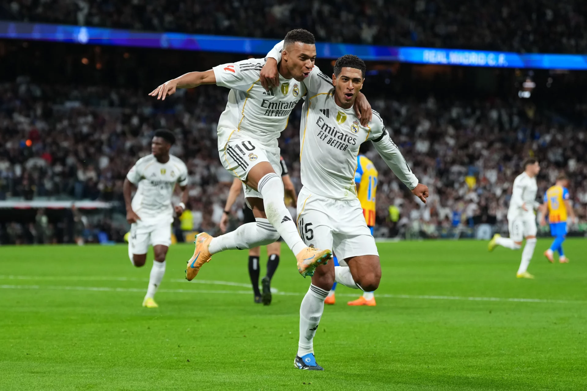 Mbappé y Bellingham celebran durante la victoria del Real Madrid contra el Valencia