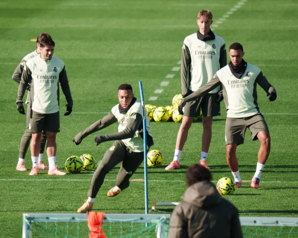 Mbappé se entrena junto al equipo antes del partido ante el Elche.