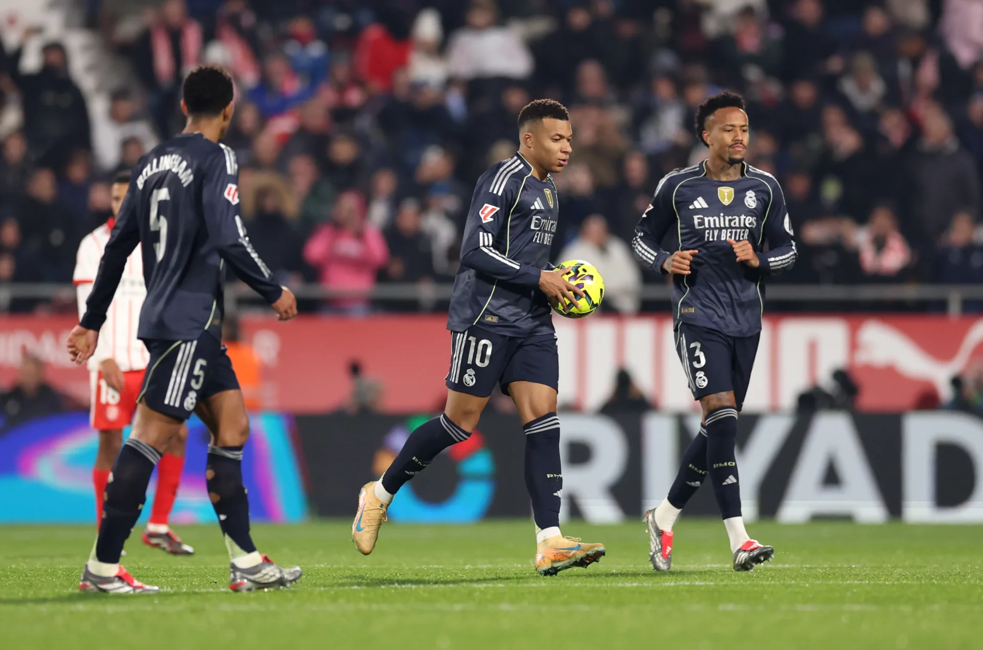 Mbappé lleva el balón al centro del campo durante el empate entre Girona y Real Madrid en LaLiga EA Sports.
