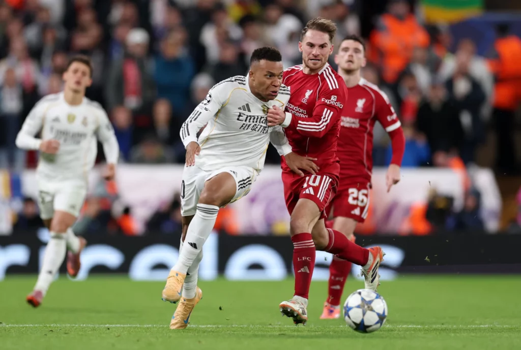 Mac Allister robó el protagonismo goleador de la noche a Mbappé.