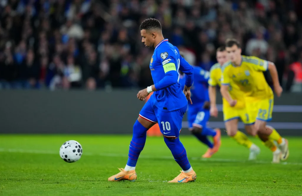 Mbappé marca gol de penalti a lo panenka.