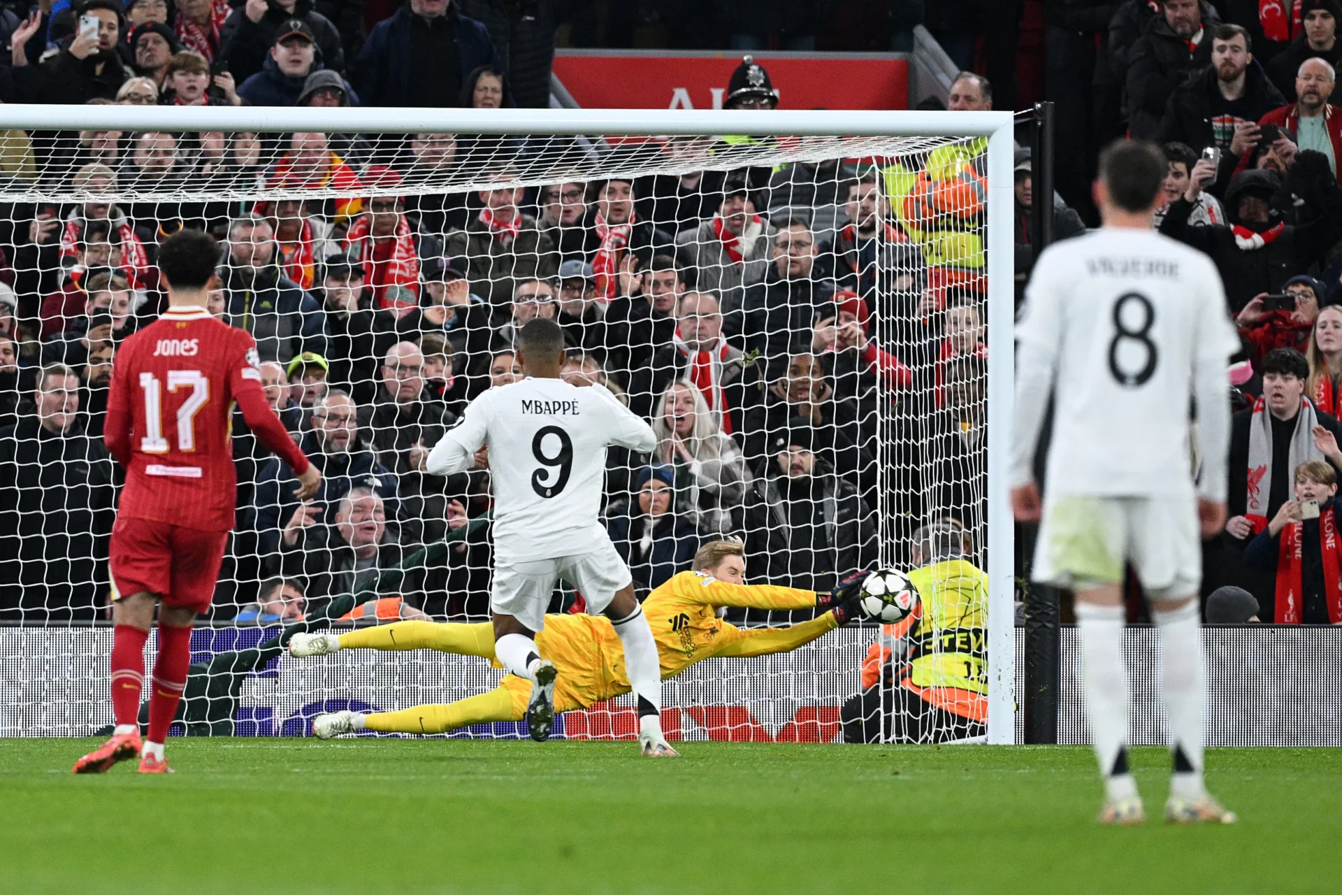 Kelleher detiene el penalti de Mbappé durante la última visita del Real Madrid a Anfield