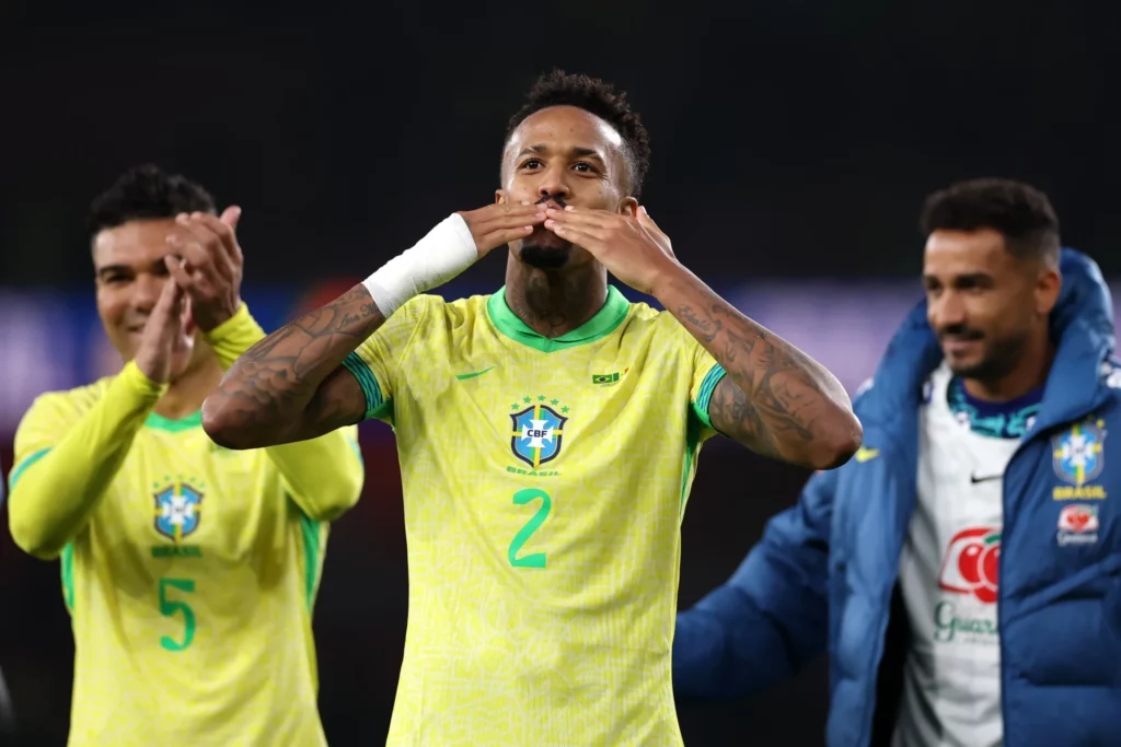 Militao saluda a la afición de Brasil tras el partido contra Senegal en el Emirates Stadium