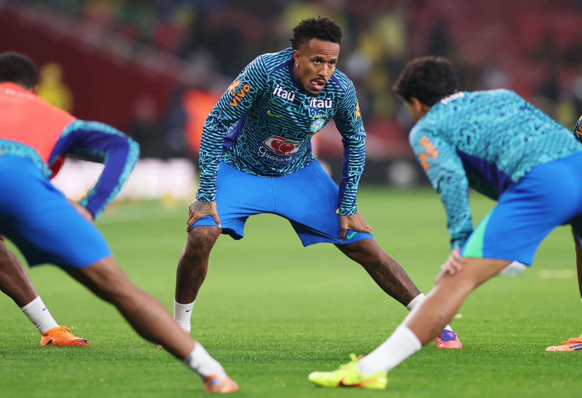 Militao calienta antes de lesionarse en el partido de Brasil